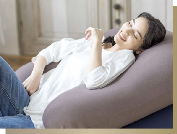 肌触りの良いビーズクッションに寝る女性